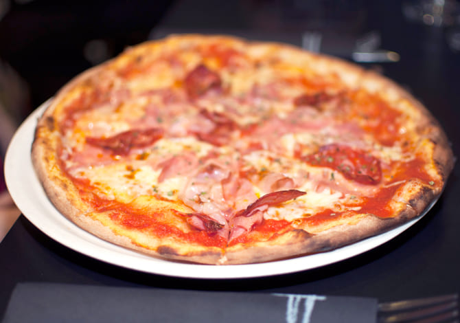 Pizza don orá <small>(tomate, mozzarella, jamón york, salami, bacon, orégano y aceite)</small>